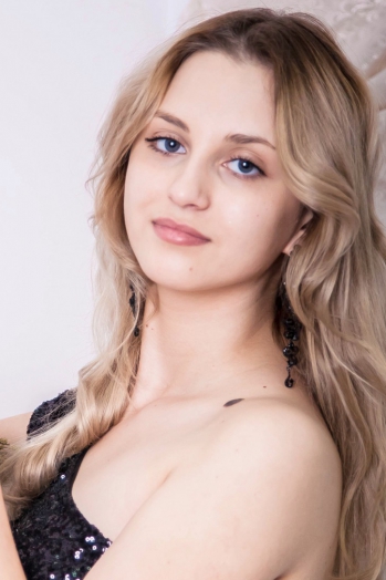 Lina, 27 years old from Ukraine, Luhansk