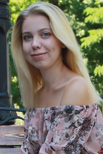 Arina, 25 years old from Ukraine, Mykolaiv