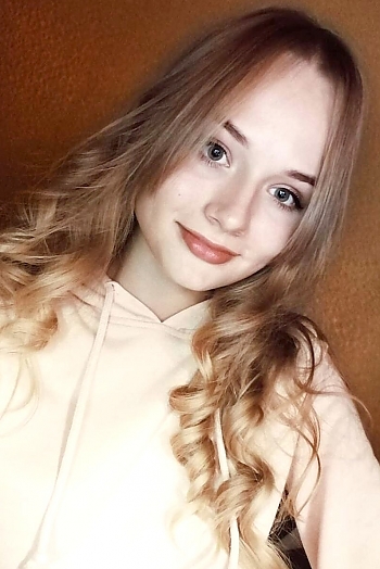 Iryna, 20 years old from Ukraine, Kharkiv