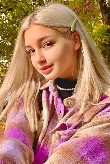 Polina, 19 years old from Ukraine, Rivne