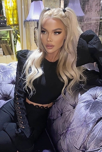 ID: 2340833,  Michaela, 35