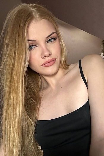 ID: 2390782,  Anna, 19