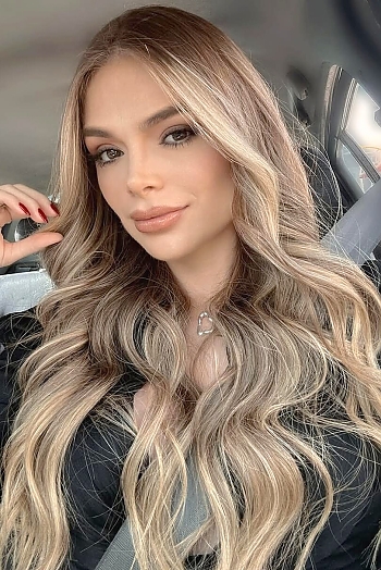 ID: 2392879,  Camila, 27