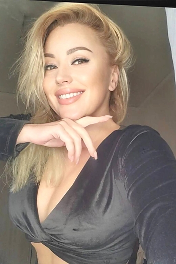 ID: 2393386,  Lina, 46