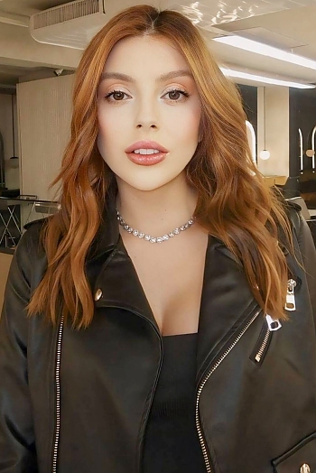 ID: 2394043,  Bruna, 30