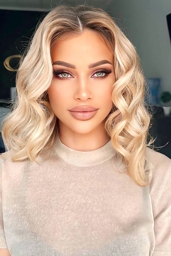 ID: 2394203,  Cristina, 30