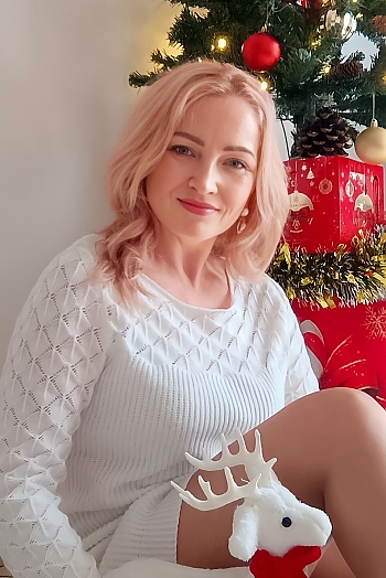 ID: 2396779,  Yuliia, 44