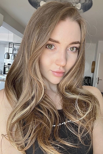 ID: 2397402,  Anna, 23