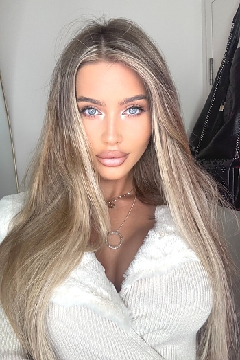 ID: 2398421,  Sarah, 27