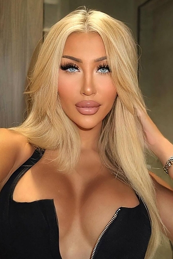 ID: 2400616,  Emilie, 26