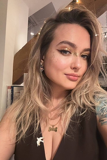 ID: 2402621,  Daria, 35