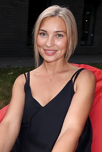 ID: 2403198,  Yuliia, 47