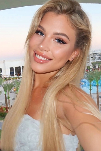 ID: 2403218,  Mariia, 19