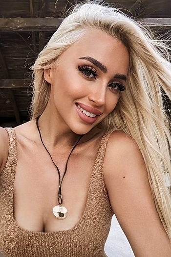 ID: 2403605,  Lucia, 29