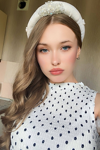 ID: 2404953,  Oleksandra, 19