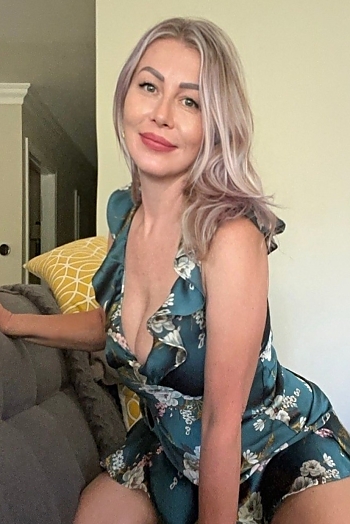 ID: 2406188,  Yulia, 53