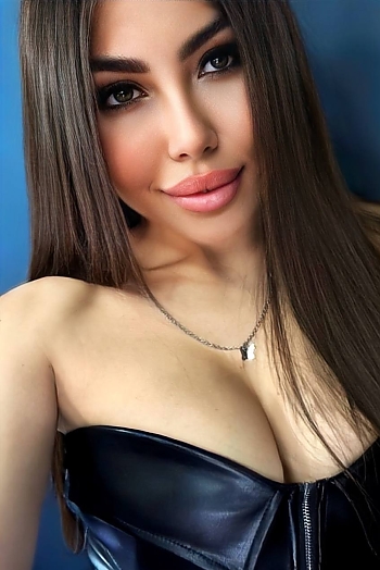 ID: 2408802,  Nadya, 19