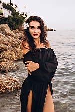 'The sea knows how to keep secrets... But perhaps the most beautiful one will begin with our meeting. If you value sincerity, romance, and know how to enjoy life\'s simple moments, I\'d love to get to know you. 😊'