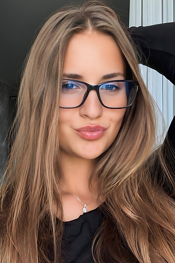 ID: 2426361,  Amina, 20