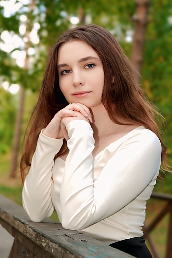 ID: 2432555,  Julia, 18
