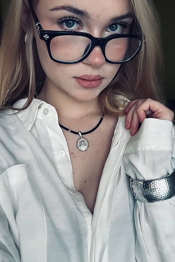 ID: 2435105,  Yana, 18