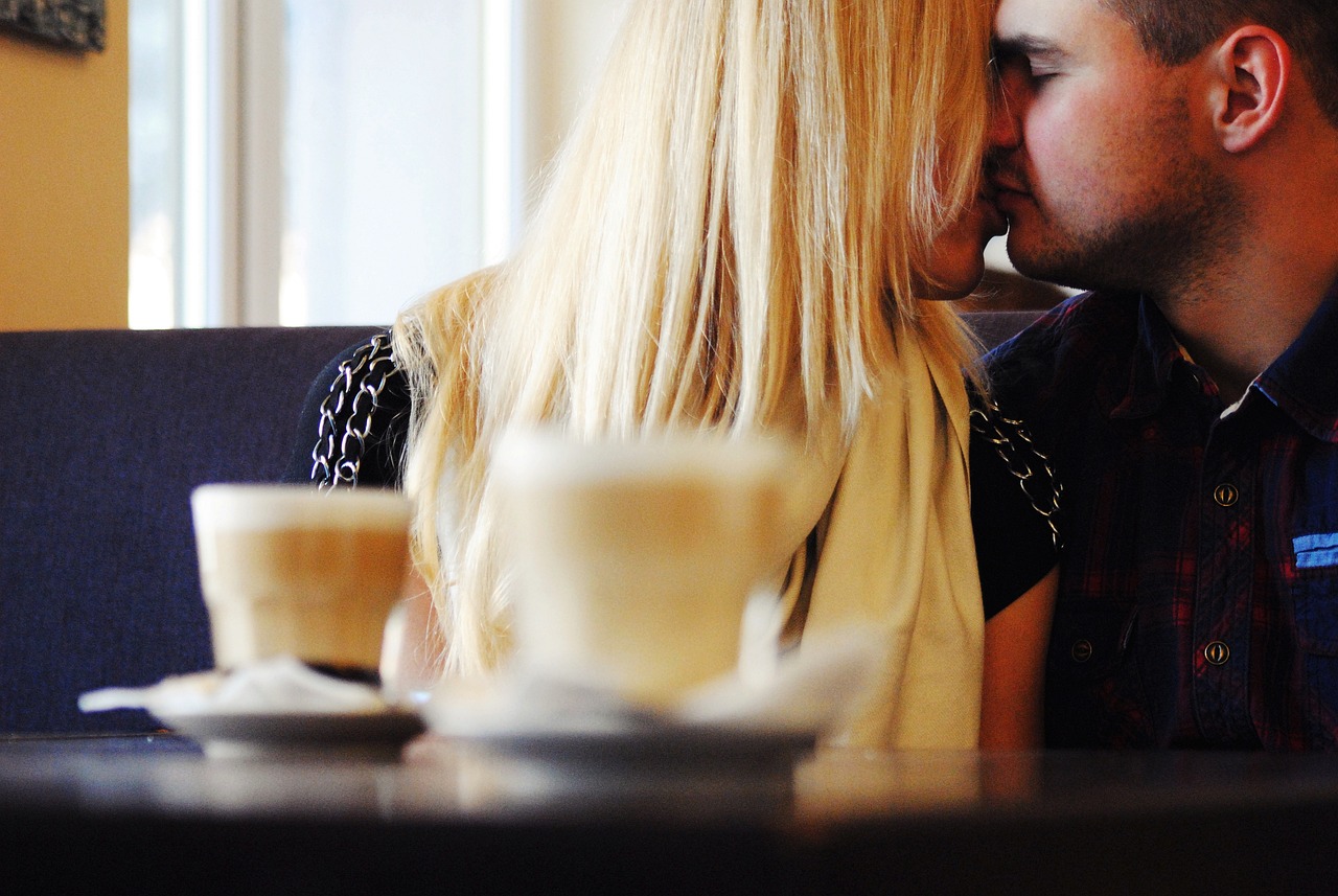 How to Have a Perfect Coffee Shop Date