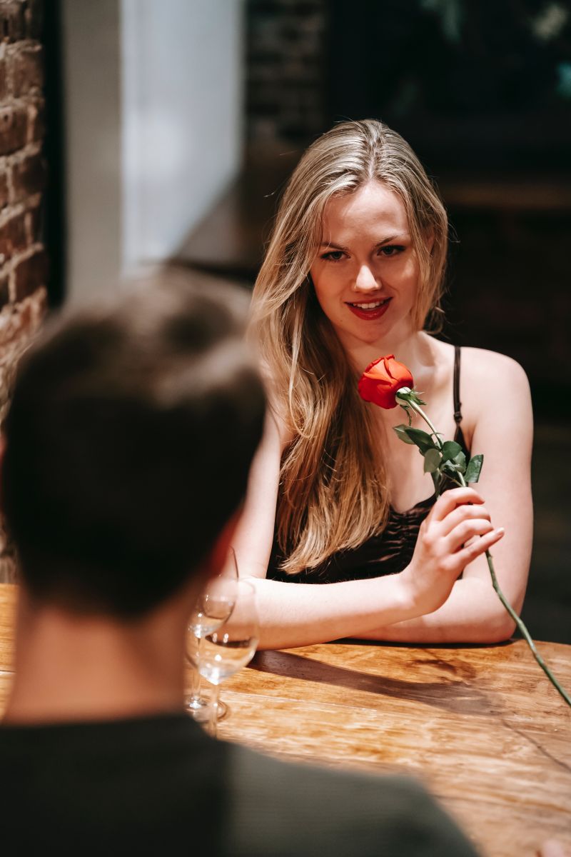 How To Flirt: 10 useful tips that will help you